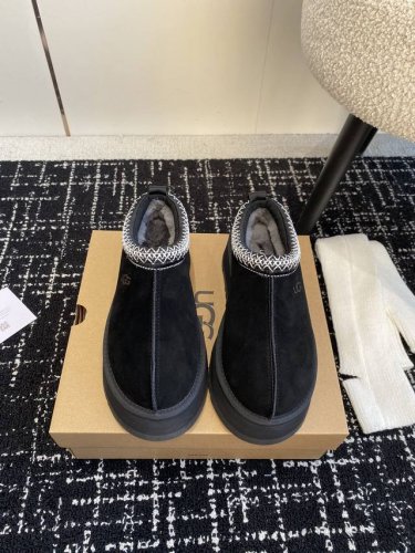 代购级 搭配袜子 Ugg Fw22 New Arrival～ Ugg 秋冬厚底民族风拖鞋新色 说到ugg大家都会想起就死皮毛一体经典款一定不陌生，但是ugg其它