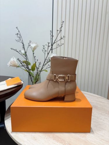 漆皮10 秋冬新款louis Vuitton Lvwestside粗跟短靴 Westside 粗跟及踝靴 为大号金属弹簧扣镂刻路易威登标识，彰显率性骑士风范。