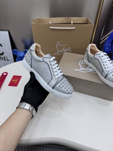 橙子出厂价P ，男码10 定制款 Christian Louboutin Cl低帮板鞋系列 铆钉 水钻 运动鞋休闲鞋红底鞋 情侣款 定做时间较长，请耐心等待！