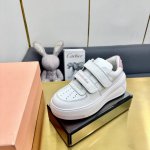 出厂价网里Acne Studios魔术贴厚底小白鞋火爆上新鞋面采用原版定制进口牛皮内里采用科技网布拼羊皮里透气更舒适原版1:1五金笑脸扣饰使鞋子更具色彩大底采用