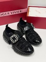 顶级版本 Roger Vivi** ｜24Ss钻扣运动鞋 Rv新款trkking主打一个潮流与前卫！舒适度也很绝！到货就是卖爆的款式！ 凉鞋+运动鞋=舒适+好看