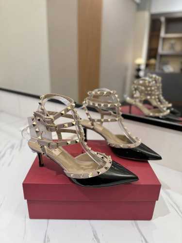 出厂价Pp： Valentino 华伦天奴铆钉 Vt经典环绕踝脚带铆钉凉鞋，历久弥新深入人心永不过时的必备单品顶级复刻！侧身弧线完美，原版开模定制不生锈铆钉 特