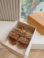 G021高版 Louis Vuitt路易威蹬lv毛毛拖 限定款居家酒店拖鞋 皮草拖鞋頂级品质水貂打造！超温暖的感觉，穿上仿佛踩在云朵上 经典水貂精致高级！ 面料