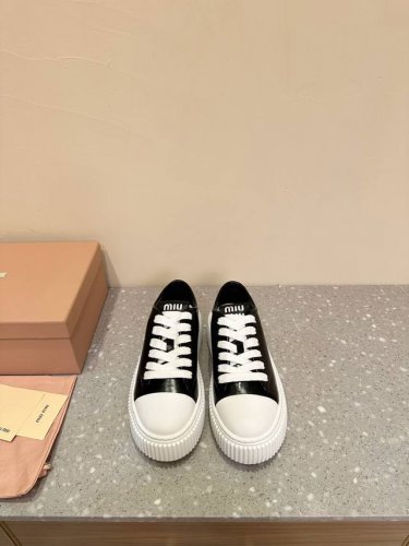 Miumiu Ss24 秋冬新品 Miu 24春夏厚底 摔纹牛皮 做旧小白鞋 简约造型，超轻发泡鞋底，脚感妥妥满分 细节特写 新季的潮流要素一 与此刻挚爱的概念