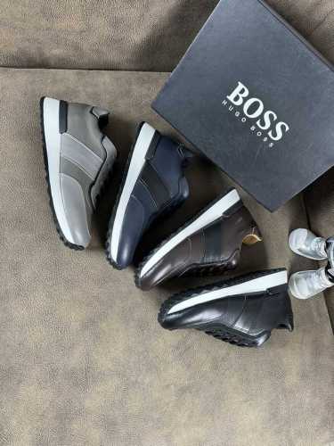 工厂价： BOSS 运动男鞋，以经典的设计成为永不落幕的时尚宠儿，经典的休闲造型。采用进口透气面，太阳]品牌专用大底，TPU耐磨超轻大底，轻便，整体设计和谐统一