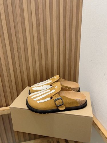 Birkenstock 勃肯骨头包头半拖 这款经典的包头半拖采用优雅的大金属扣。舒适且易于穿着。半精致的鞋垫的衬里覆盖着柔软的光滑皮革，与鞋子的颜色相匹配。鞋面