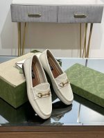 2024秋冬经典款 Gucci 1953马衔扣乐福鞋，采用皮革精心打造。 这款经典造型于20世纪 50 年代面世以来，不断借助新的形式和材质重塑经典学院风范顶级