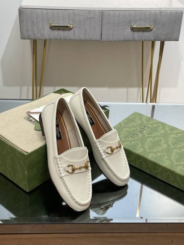 2024秋冬经典款 Gucci 1953马衔扣乐福鞋，采用皮革精心打造。 这款经典造型于20世纪 50 年代面世以来，不断借助新的形式和材质重塑经典学院风范顶级