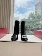 G988Roger Vivier 让我们一起来看全网首发 Rv最新款podium靴子頭勇超级软的皮质，走起路来超舒的短靴冬天不能没有它 面料：进口真丝 鞋底：真