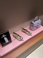 Miu Miu 24S早春新品粗跟 尖头玛丽珍鞋系列！ 满满的少女心，款式设计可爱优雅不乏美艳色彩，简简单单又藏着小心机，优雅大方低调显气质，可咸可甜真的太美了