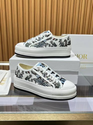 Dior迪奥2025Walk'n系列 金色刺绣厚底帆布鞋 休闲运动鞋原版购入开发 做货 这款 Walk'n'Dior 厚底运动鞋是一款时尚单品，提升该系列的格调