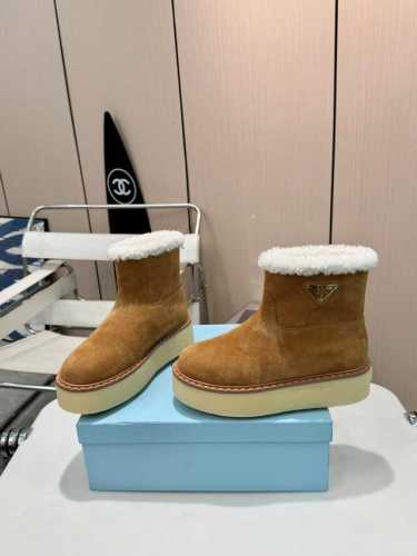 Prada 厚底雪地靴，时尚与温暖并存。 经典三角标，彰显品牌魅力。内里和垫脚全羊毛，保暖效果满分，让你在寒冷冬日也能暖意融融。4 厘米厚的 Tpu 鞋底，增高