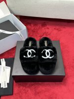 厂价 Chane* ｜小香经典四季双c毛毛拖鞋 这款毛拖真的是真太可爱了～ 柔软蓬松的毛毛，舒服暖脚 5Cm的厚底，增高显腿长 秋冬搭配袜子休闲又慵懒 上脚真的