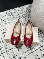 Simone Rocha 24款玛丽珍芭蕾舞鞋 超级仙女范的芭蕾舞鞋，鞋子蛮有看点，手工折叠扇子鞋面 搭配蝴蝶结 ！颜值超高、个性又时尚、放在鞋柜里都会很开心呀