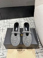 顶级版本ALAIA 阿莱亚 25 春夏 最新 芭蕾舞水钻鞋 彰显独特魅力，就从这双 ALAIA水钻鞋开始。穿上它，让每一步都散发自信与优雅，点亮你的每一个瞬间！