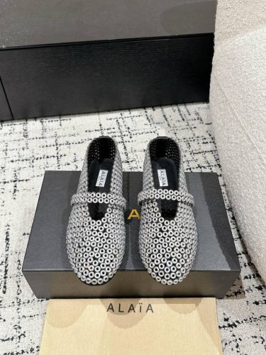 顶级版本ALAIA 阿莱亚 25 春夏 最新 芭蕾舞水钻鞋 彰显独特魅力，就从这双 ALAIA水钻鞋开始。穿上它，让每一步都散发自信与优雅，点亮你的每一个瞬间！