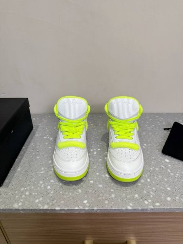 SAINT LAURENT 圣罗兰 SL61爆款休闲小白鞋 休闲鞋注入加休闲复古的设计，超好看百搭，鞋面采用牛皮冲孔拼接组合，侧面烫金标识性logo，脚感更加无