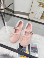 出货 原版1：1 Miumiu代购级独家首发玛丽珍100%纯羊毛鞋 2024秋冬新款羊毛单鞋来自miu Miu系列的细节特写 新季的潮流要素 与此刻挚爱的概念