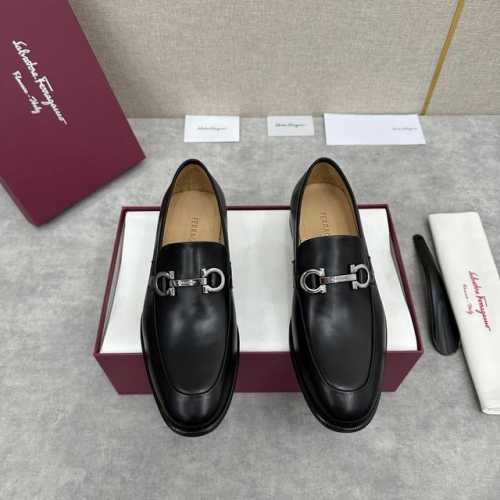 sf家新品 菲拉** Gancini扣饰莫卡辛鞋 官方售价 Rmb ,800 专柜同步新款便鞋 可休闲可正装男士乐福皮鞋 经典造型体现正装时髦魅力，全新设计的比