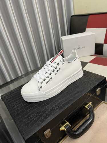 出厂价： Moncle* 蒙口男士休闲运动鞋，设有醒目的logo细节，橡胶tpu鞋底面整体点缀注塑moncler徽标 兼备创新、功能性与图形细节于一体，采用原版
