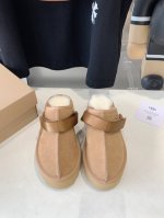 出厂价 Ugg女神必备-厚底毛毛拖鞋 半拖上线啦 Ugg拉娜克罗格 包头设计包裹性巨好 后跟可调节不影响开车 一鞋两穿雪地靴！ 鞋底厚4厘米 显高挑更易搭配 翻