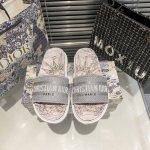 橙子出厂价 Dior 迪奥 电绣厚底印花凉拖鞋 经典耐看的懒人拖鞋，超级精美好看，洋气吸睛，舒适百搭。鞋面电绣图案，提花图案融入，释放文化底蕴，休闲且不失时尚。