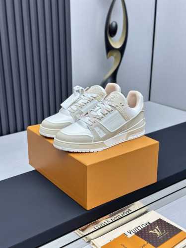 工厂直销 顶级版本 LV-路易威登-经典走秀新款空胶工艺 原版1：1开发复刻！！上脚非常舒适 奢侈用料，做工精细，中底印有欧洲制造英文字母鞋面由意大利进口小牛皮