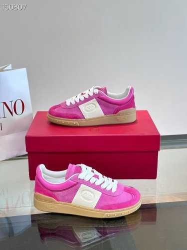原单品质 市场顶级版本 Valentino 华伦天奴 最新时装周走秀 情侣 款 ，独特设计时尚一族特现脚瘦一款百塔的时尚产品 面料：鞋头采用高丝光三角纹牛皮与a