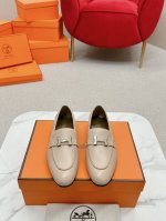Herme‘C，全网独家纯手工制作，私人高端定制，经典手工坊～～大货实拍 Royal乐福鞋，非常的经典，百搭，简约，拼色设计，上脚非常的修脚，公认的舒适度爆表。
