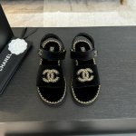 CHANE*｜小香25C春夏新品度假厚底链条双C凉鞋这一季度假凉拖系列真的超美！搭配链条双C五金装饰 简约百搭上脚超级美的 怎么看怎么好看 Go 材质： 鞋面采