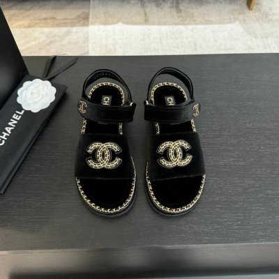 CHANE*｜小香25C春夏新品度假厚底链条双C凉鞋这一季度假凉拖系列真的超美！搭配链条双C五金装饰 简约百搭上脚超级美的 怎么看怎么好看 Go 材质： 鞋面采