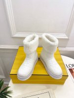 芬迪 242024秋冬新品 本季主打fd24最新款apres Chic羊毛雪地靴 代购级别稀品上新秋冬最爆的靴子就非它莫属了 一直热度不减被众多网红明星追捧安利