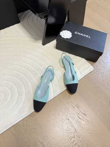 Chanel 经典slingback后空凉鞋前几年一直在做这个款今年我们还是重新购版，再次精细copy。发现新版面的鞋面线条和形体舒适度都做了微调！ 这个品牌方