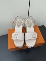 Lv最新恨天高 坡跟水台凉鞋2025夏季最新款Louis Vuitton 路易威登女款LV字母高跟凉鞋，此款V家凉鞋背面的Shake开放式臀部设计由进口小牛皮制