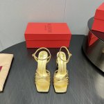 出厂: 独家顶级版本 VALENTIN*O华伦*天奴25vs春季专柜最新时装单鞋系列 方头粗跟凉鞋 华伦天奴女士钟爱简约又难以抗拒系，搭配展现与众不同的穿搭风格