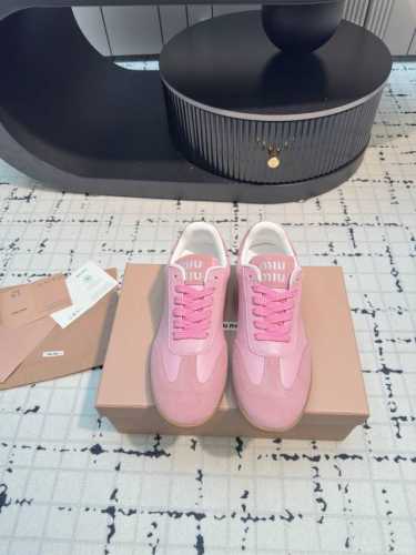 Miumiu 24Ss 秋冬新款 情侣 德训鞋 复古休闲鞋 最新款德训小白鞋，在找小白鞋还要复古的还要舒适的 还要那种德训鞋的可以看过来了 秋冬火爆款休闲鞋，今