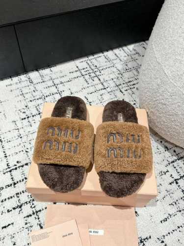 Miu Miu丨繆繆 24 秋冬新品羊毛拖 不管居家还是外穿都是品味的象征性！ 秋冬搭配袜子 那更是太绝太绝了 鞋面：进口澳洲真羊毛 垫脚：羊毛 鞋底：原版防滑