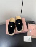 Miumiu勃肯拖 金币包头懒人半拖鞋 时髦精速来 拉菲草编织包边 碰撞出清爽夏日感。包头拖设计，方便穿脱。个性又吸睛，轻松拿捏街头潮流风，出街就是焦点。 鞋面
