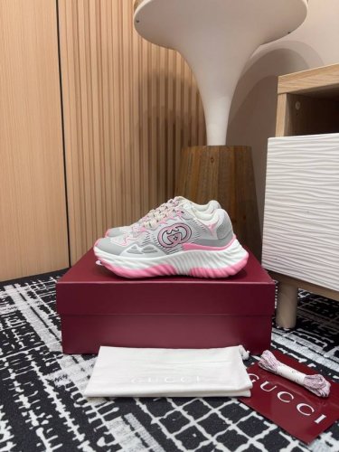 24Ss新款gucci Ripple系列运动鞋 这款运动鞋采用创新缝线工艺制作，打造如流水般的质感。轻薄网布设计与立体元素相映成趣，3D互扣式双ｇ贴饰从鞋面一直