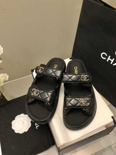 chanel 25p 凉鞋新品小香魔术贴拖鞋25春夏新品经典款的改造，太好看了吧！菱格松糕底沙滩凉鞋 拖鞋 优雅高贵 舒适百搭鞋面：小羊皮垫脚：羊皮鞋底：牛皮底