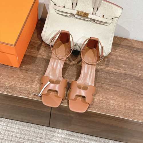 4cm组图 出厂价 Hermes 爱马仕 Joy 40高跟凉鞋 时尚又百搭 搭配H鞋头 超级舒服 每个细节都做到极致 搭配同色调标志性纯鞋扣 设计简约流畅 打造
