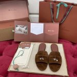 代购级版本Loro Piana 诺悠翩雅｜经典吊坠拖鞋意大利顶级羊绒品牌loro Piana春夏系列一贯纯色简约的设计风格～鞋型韵味超赞呀！柔软舒适～简约百搭～