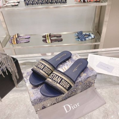 出厂： Dior春夏新款CD迪奥女士老花刺绣皮底拖鞋克里斯丁迪奥一直是华丽与高雅的代名词，在时尚殿堂一直是雄踞顶端特別值得一提的是：鞋底绣花图案，再現Chrst