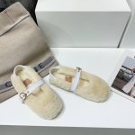 高品质出厂 ！顶级品质油鸡鸡ugg24Ss秋冬新款时装毛毛扣带包子鞋！持续火爆！正品原版开发！鞋头圆润微微上翘，舒适好穿保暖！鞋面内里垫脚全保真羊羔毛！开模原版