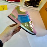 实价： NO:09588 Louis Vuitton 路易威登 全新Run Away运动跑鞋5D反光系列，此款路易威登吸取经典跑鞋的设计精髓，创造标志性RunA