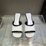 出 ～Chane*24C春夏新品方头中跟拖鞋 ！撞色搭配，方头设计优雅时尚 ！简直美上天了 原版开发，精致楦型～ 鞋面：小牛漆皮 内里 垫脚：羊皮 大底：意大利