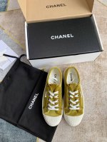 p360 配白色飞机盒 chanel 25C隐藏款休闲小白鞋！ vintage感满满，中古复刻款Get啦～ 小白鞋适配春夏，黑白拼接就很Chanel。 配合袜子