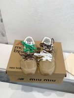 工厂直销 miumiu 缪缪G027Miu Miu x New Balance联名款运动鞋早春发售前先近赏同样是在十月的巴黎时装周，又被眼尖的粉丝们看见了Miu