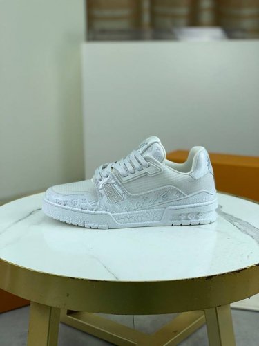 工厂价 顶级版本 Louis Vuitton 情侣款 专柜系列 原单 新款lv路易威登 顶级版本 Lv经典高帮潮鞋！选用进口原版小牛皮 水染牛皮内里.原版耐磨轻