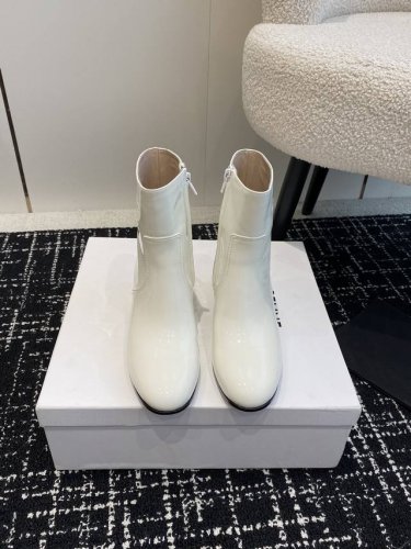 代购级 Celine 赛琳 24Ss秋冬新品 粗跟 短靴 塞琳这一季好看的款式真的是很多 比如这款军靴就很机车风 重点夸夸靴筒设计 完全不挑腿型 上脚秒变大长腿